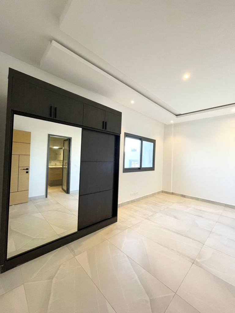 Appartement 260m2 moderne de haut standing avec piscine et salle de sport à louer aux Almadies