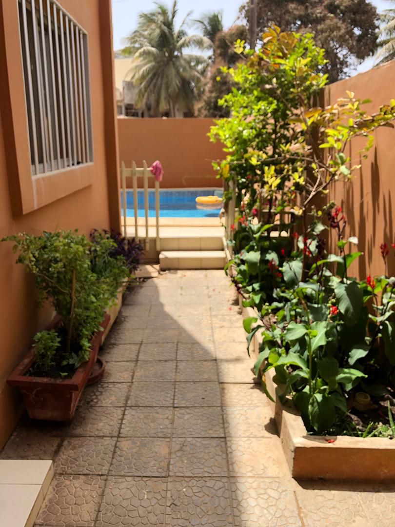 Villa R+2 avec piscine à louer aux Almadies