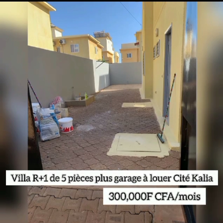 Villa R+1 de 5 pièces plus garage à louer à Almadies 2