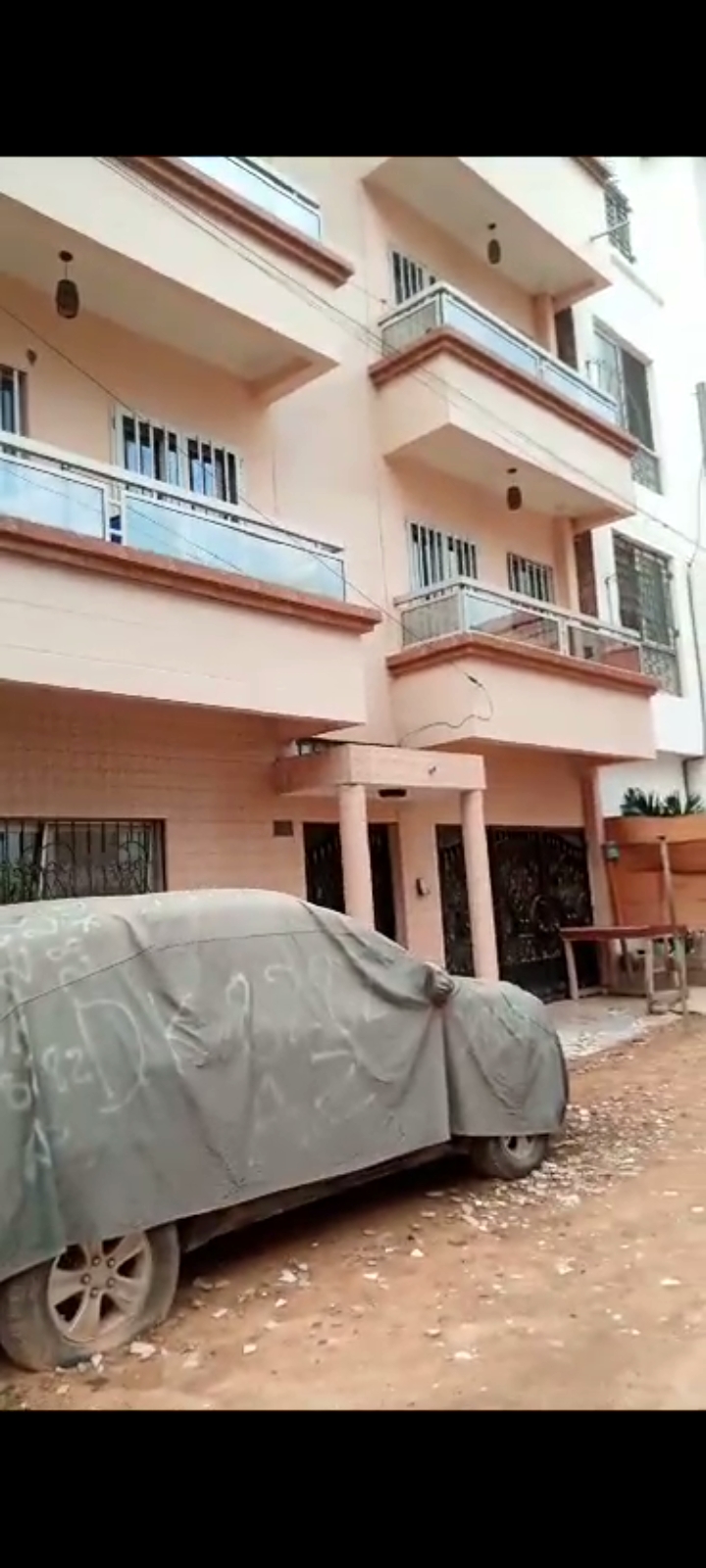 Immeuble R+2 de 225m2 avec 14 pièces à vendre aux Mamelles